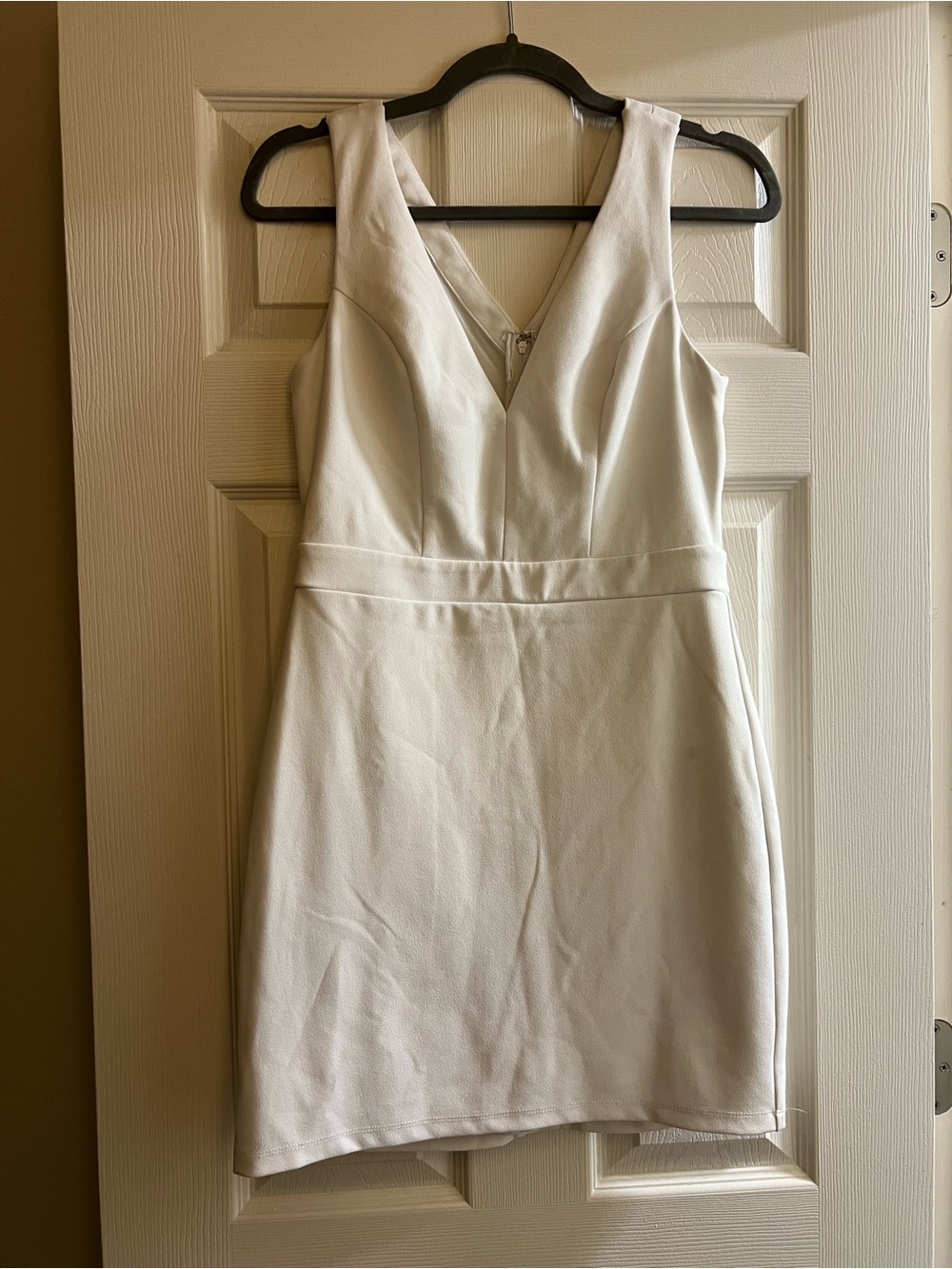 Windsor White Sheath Dress V-Neck Sleeveless Lined Mesh Zip Back Size M